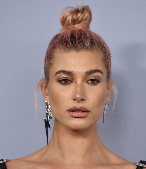 Hailey Bieber gold rose hair colour