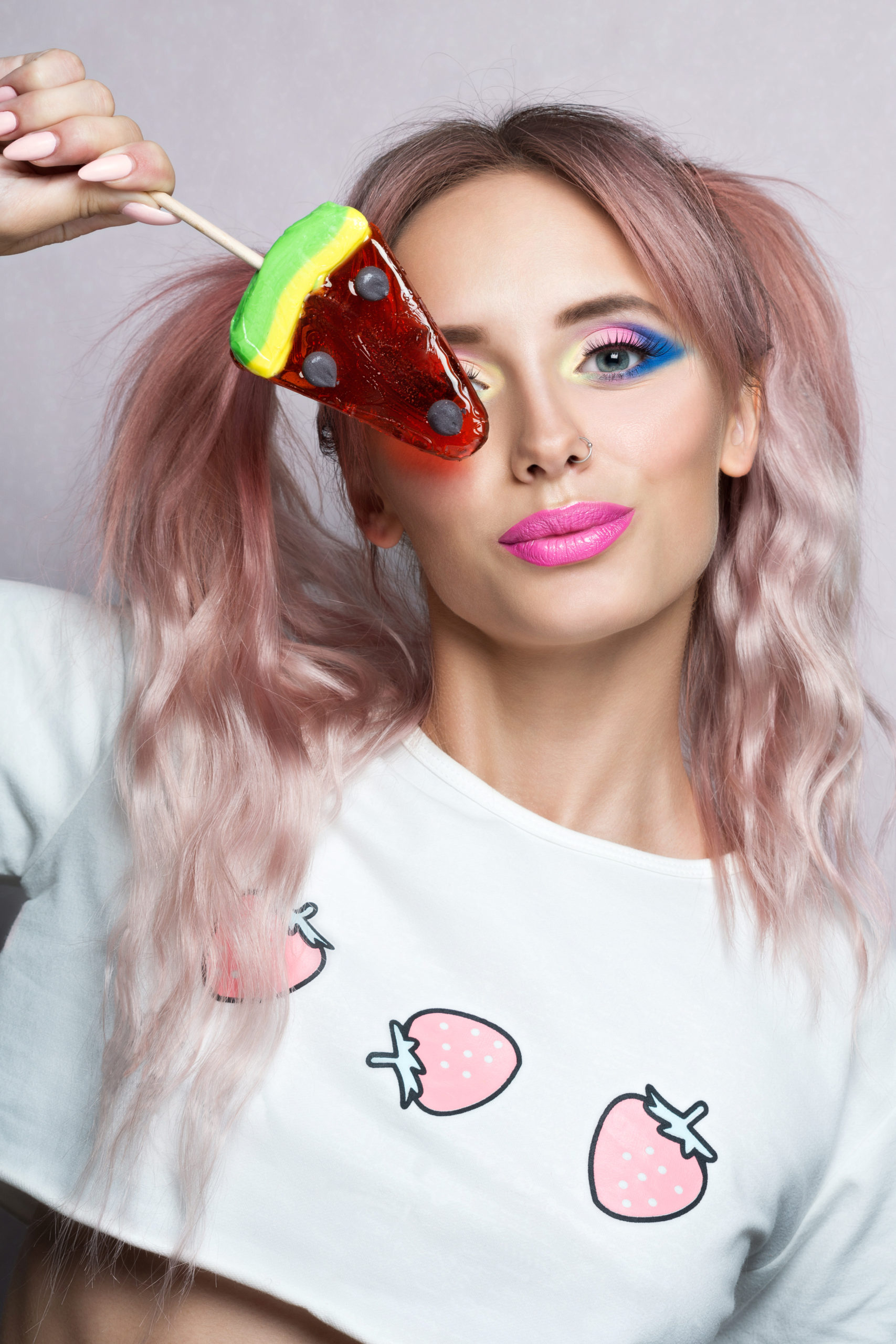 Beautiful pastel pink hair to spice up your summer vibe.